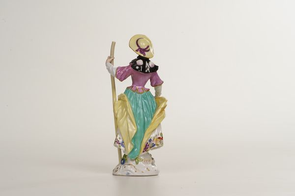 Figurina di pellegrina <BR>Meissen, 1750 circa <BR>Probabile modello di Friedrich Elias Meyer<BR>  - Asta Maioliche e Porcellane da Collezione - Associazione Nazionale - Case d'Asta italiane