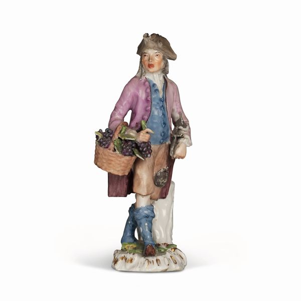 Figurina Venditore di uva<BR>Meissen, 1750 circa<BR>Modello di Peter Reinicke, 1753-1754<BR>  - Asta Maioliche e Porcellane da Collezione - Associazione Nazionale - Case d'Asta italiane