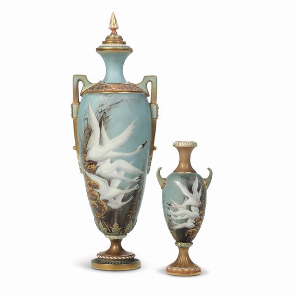 Due vasi<BR>Inghilterra, Manifattura Royal Worcester, 1903 circa<BR>Decorazione di Charles Baldwyn (1859-1943)  - Asta Maioliche e Porcellane da Collezione - Associazione Nazionale - Case d'Asta italiane