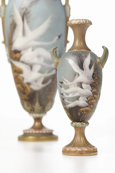 Due vasi<BR>Inghilterra, Manifattura Royal Worcester, 1903 circa<BR>Decorazione di Charles Baldwyn (1859-1943)  - Asta Maioliche e Porcellane da Collezione - Associazione Nazionale - Case d'Asta italiane