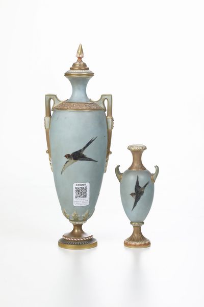 Due vasi<BR>Inghilterra, Manifattura Royal Worcester, 1903 circa<BR>Decorazione di Charles Baldwyn (1859-1943)  - Asta Maioliche e Porcellane da Collezione - Associazione Nazionale - Case d'Asta italiane