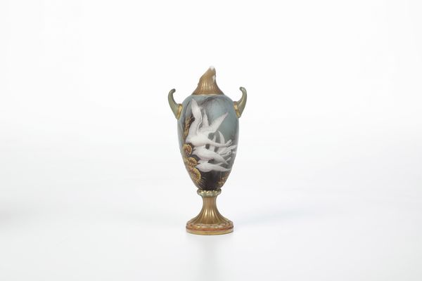 Due vasi<BR>Inghilterra, Manifattura Royal Worcester, 1903 circa<BR>Decorazione di Charles Baldwyn (1859-1943)  - Asta Maioliche e Porcellane da Collezione - Associazione Nazionale - Case d'Asta italiane