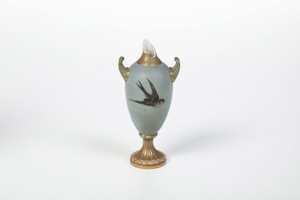 Due vasi<BR>Inghilterra, Manifattura Royal Worcester, 1903 circa<BR>Decorazione di Charles Baldwyn (1859-1943)  - Asta Maioliche e Porcellane da Collezione - Associazione Nazionale - Case d'Asta italiane