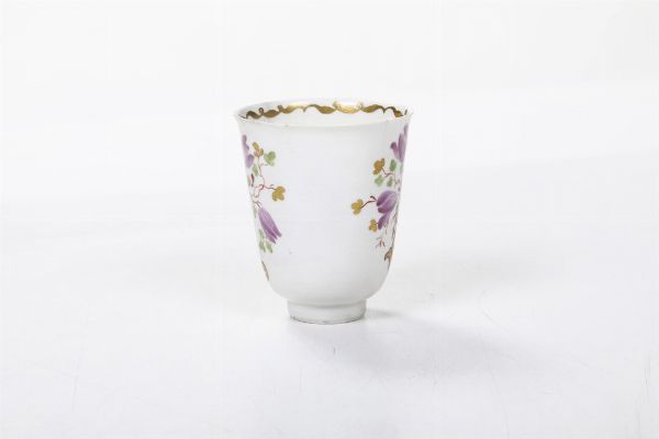 Tazza<BR>Venezia, Manifattura Vezzi, 1725 circa  - Asta Maioliche e Porcellane da Collezione - Associazione Nazionale - Case d'Asta italiane