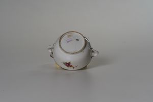 Tazza da brodo con coperchio<BR>Torino, Manifattura di Vinovo, periodo Hannong, 1776-1779<BR>  - Asta Maioliche e Porcellane da Collezione - Associazione Nazionale - Case d'Asta italiane