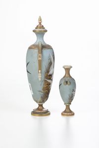 Due vasi<BR>Inghilterra, Manifattura Royal Worcester, 1903 circa<BR>Decorazione di Charles Baldwyn (1859-1943)  - Asta Maioliche e Porcellane da Collezione - Associazione Nazionale - Case d'Asta italiane