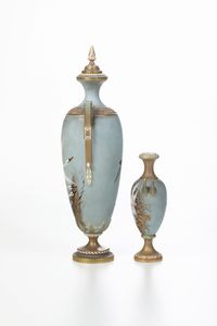 Due vasi<BR>Inghilterra, Manifattura Royal Worcester, 1903 circa<BR>Decorazione di Charles Baldwyn (1859-1943)  - Asta Maioliche e Porcellane da Collezione - Associazione Nazionale - Case d'Asta italiane