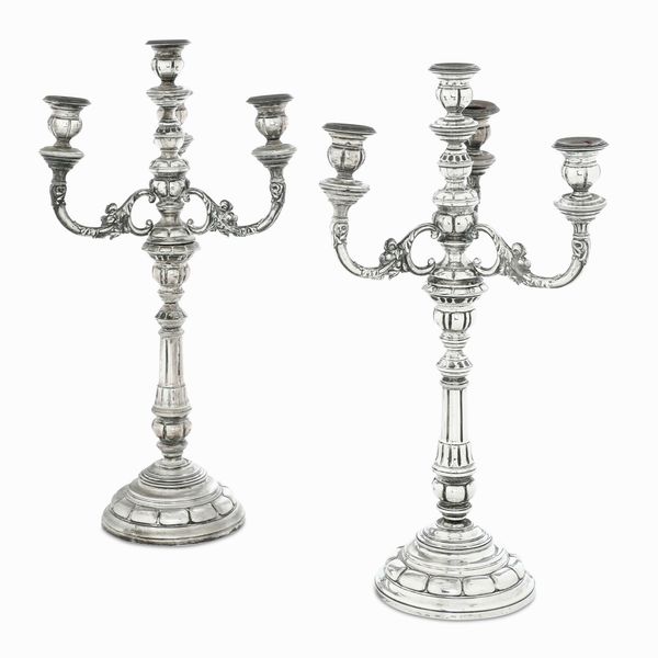 Coppia di candelabri a quattro fiamme. Regno di Sardegna, Novara o Vercelli. XIX secolo, Argentiere Giuseppe Sambonetti  - Asta Argenti da collezione | Antichi - Associazione Nazionale - Case d'Asta italiane