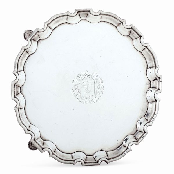 Salver. Londra, 1731. Marchio dell'argentiere consunto di difficile lettura (George Hindmarch?)  - Asta Argenti da collezione | Antichi - Associazione Nazionale - Case d'Asta italiane