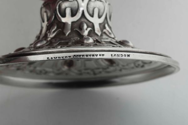 Tazza. Argento fuso, traforato e cesellato. Londra 1873. Argentiere George Fox  - Asta Argenti da collezione | Antichi - Associazione Nazionale - Case d'Asta italiane