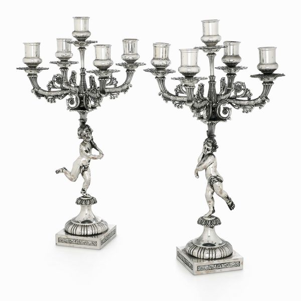 Coppia di candelabri a cinque fiamme. Argenteria artistica milanese del XX secolo. Argentiere Messulam  - Asta Argenti da collezione | Antichi - Associazione Nazionale - Case d'Asta italiane