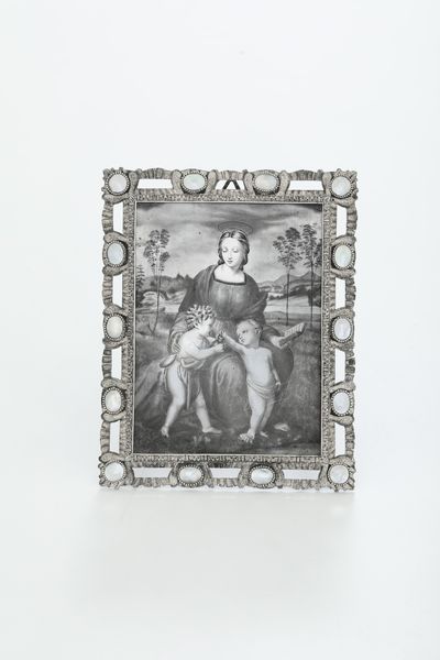 Madonna del Cardellino da Raffaello, Atelier Mario Buccellati. Italia, met del XX secolo. Sul retro iscrizione inciso nella bottega di Mario Buccellati e dedica con data 8 aprile 1908 8 aprile 1958,g lordi 280. cm 15x12  - Asta Argenti da collezione | Antichi - Associazione Nazionale - Case d'Asta italiane