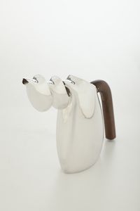 Brocca modello Trebok. Argenteria artistica milanese del XXI secolo. Designer Gabriele De Vecchi, 2001. Serie Slow drink collection  - Asta Argenti da collezione | Antichi - Associazione Nazionale - Case d'Asta italiane