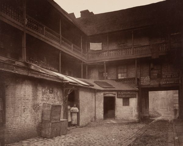 Henry Dixon : White Hart Inn Yard, Sowthwark, London  - Asta Fotografia: Under 1K - Associazione Nazionale - Case d'Asta italiane