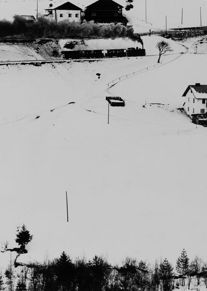 Gianni Berengo Gardin : Il trenino della Val Gardena, Ortisei  - Asta Fotografia: Under 1K - Associazione Nazionale - Case d'Asta italiane