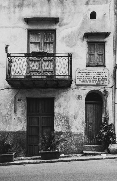 Gianni Berengo Gardin : La casa museo di Salvatore Giuliano, Montelepre  - Asta Fotografia: Under 1K - Associazione Nazionale - Case d'Asta italiane