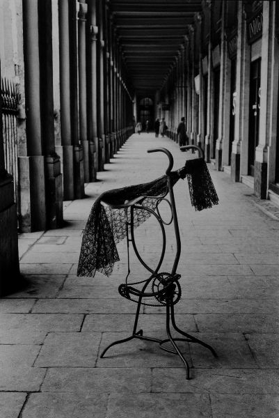 Alain Noguès : La veuve du cycliste sous les arcades du Palais Royal  - Asta Fotografia: Under 1K - Associazione Nazionale - Case d'Asta italiane