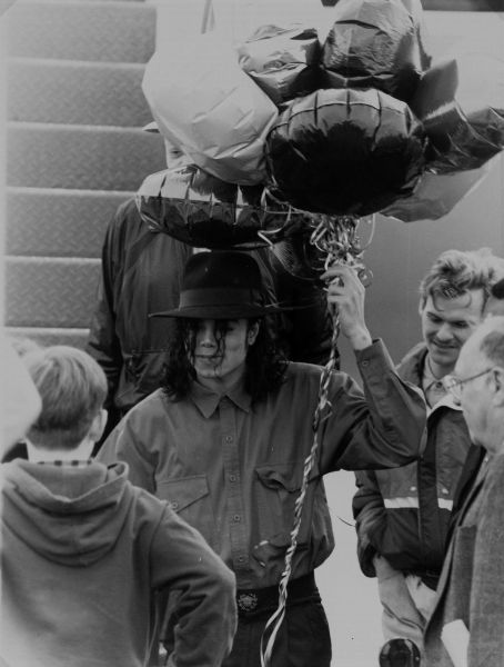 John Pascal : Michael Jackson departing from Los Angeles international airport  - Asta Fotografia: Under 1K - Associazione Nazionale - Case d'Asta italiane