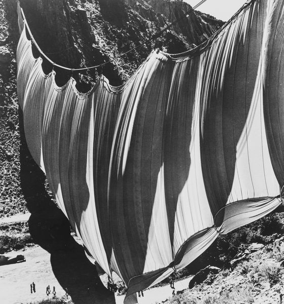 Shunk & Kender : Christo, Valley curtain  - Asta Fotografia: Under 1K - Associazione Nazionale - Case d'Asta italiane