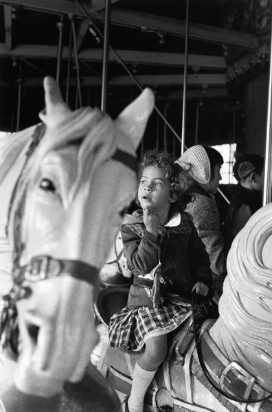 Louis Stettner : Paris, petite fille au manège  - Asta Fotografia: Under 1K - Associazione Nazionale - Case d'Asta italiane