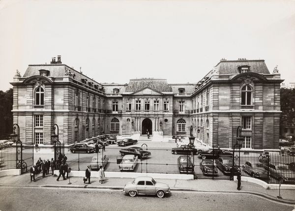 Sabine Weiss : Le Château de la Muette, Paris  - Asta Fotografia: Under 1K - Associazione Nazionale - Case d'Asta italiane