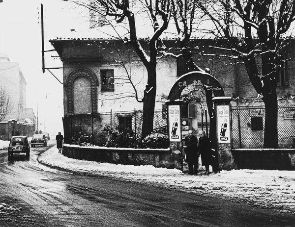 Virgilio Carnisio : Milano, via Asiago  - Asta Fotografia: Under 1K - Associazione Nazionale - Case d'Asta italiane