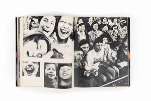 William Klein : New York. Life is good and good for you in New York  - Asta Fotografia: Under 1K - Associazione Nazionale - Case d'Asta italiane