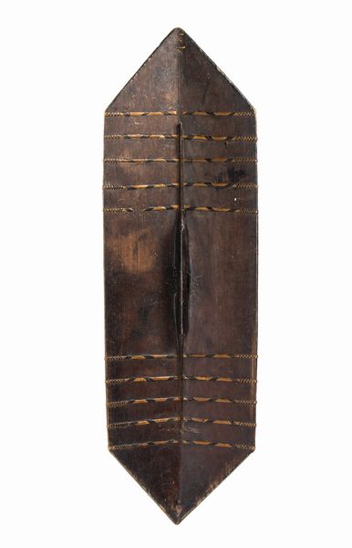 Scudo Dayak originale in legno. Borneo, XIX sec.  - Asta Asta 464 | WUNDERKAMMER, CURIOSITIES & ETNOGRAFICA - GENIUS & ART Online - Associazione Nazionale - Case d'Asta italiane