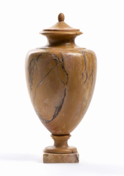 Vaso in marmo giallo antico. Roma, XIX sec.  - Asta Asta 464 | WUNDERKAMMER, CURIOSITIES & ETNOGRAFICA - GENIUS & ART Online - Associazione Nazionale - Case d'Asta italiane