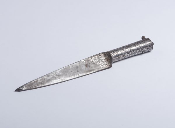 Bel coltello in ferro cesellato senza filo usato durante le rappresentazioni teatrali parigine Grand Guignol.Parigi, XX sec.  - Asta Asta 464 | WUNDERKAMMER, CURIOSITIES & ETNOGRAFICA - GENIUS & ART Online - Associazione Nazionale - Case d'Asta italiane