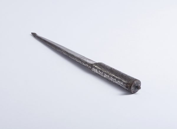 Bel coltello in ferro cesellato senza filo usato durante le rappresentazioni teatrali parigine Grand Guignol.Parigi, XX sec.  - Asta Asta 464 | WUNDERKAMMER, CURIOSITIES & ETNOGRAFICA - GENIUS & ART Online - Associazione Nazionale - Case d'Asta italiane