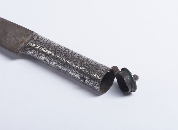 Bel coltello in ferro cesellato senza filo usato durante le rappresentazioni teatrali parigine Grand Guignol.Parigi, XX sec.  - Asta Asta 464 | WUNDERKAMMER, CURIOSITIES & ETNOGRAFICA - GENIUS & ART Online - Associazione Nazionale - Case d'Asta italiane