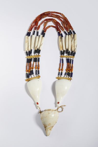 Collana con conchiglie, legno e perline. India, XX sec.  - Asta Asta 464 | WUNDERKAMMER, CURIOSITIES & ETNOGRAFICA - GENIUS & ART Online - Associazione Nazionale - Case d'Asta italiane