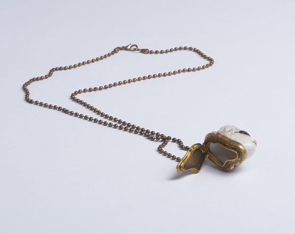 Collana raffinata in porcellana dipinta a mano con contenitore in ottone cesellato utilizzato come porta nei di bellezza. Francia, XIX sec.  - Asta Asta 464 | WUNDERKAMMER, CURIOSITIES & ETNOGRAFICA - GENIUS & ART Online - Associazione Nazionale - Case d'Asta italiane