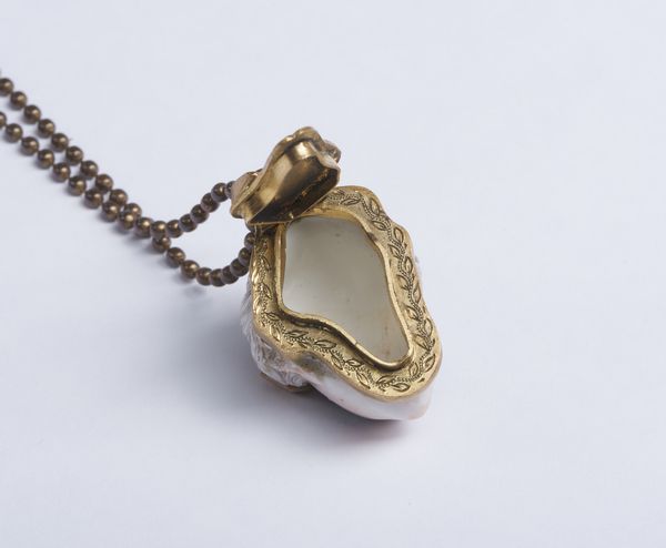 Collana raffinata in porcellana dipinta a mano con contenitore in ottone cesellato utilizzato come porta nei di bellezza. Francia, XIX sec.  - Asta Asta 464 | WUNDERKAMMER, CURIOSITIES & ETNOGRAFICA - GENIUS & ART Online - Associazione Nazionale - Case d'Asta italiane