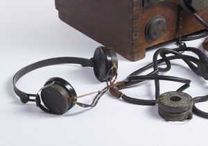 Telefono Siebe Gorman per due subacquei con scatola in teak, modello Admiralty.Inghilterra, XX sec.  - Asta Asta 464 | WUNDERKAMMER, CURIOSITIES & ETNOGRAFICA - GENIUS & ART Online - Associazione Nazionale - Case d'Asta italiane