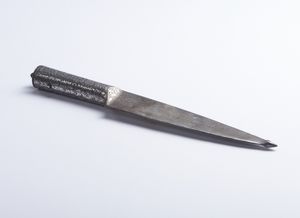 Bel coltello in ferro cesellato senza filo usato durante le rappresentazioni teatrali parigine Grand Guignol.Parigi, XX sec.  - Asta Asta 464 | WUNDERKAMMER, CURIOSITIES & ETNOGRAFICA - GENIUS & ART Online - Associazione Nazionale - Case d'Asta italiane