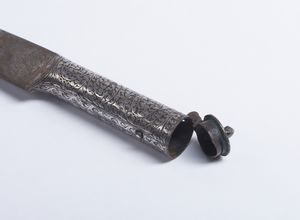 Bel coltello in ferro cesellato senza filo usato durante le rappresentazioni teatrali parigine Grand Guignol.Parigi, XX sec.  - Asta Asta 464 | WUNDERKAMMER, CURIOSITIES & ETNOGRAFICA - GENIUS & ART Online - Associazione Nazionale - Case d'Asta italiane