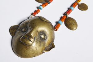 Collana con pendente Naga e testine. Ottone e perline.India Assam, XX sec.  - Asta Asta 464 | WUNDERKAMMER, CURIOSITIES & ETNOGRAFICA - GENIUS & ART Online - Associazione Nazionale - Case d'Asta italiane