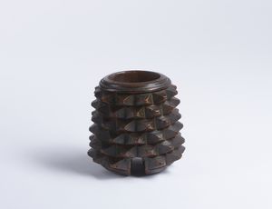 Autentico e antico bracciale in legno scolpito a mano. Toscana, XIX sec.  - Asta Asta 464 | WUNDERKAMMER, CURIOSITIES & ETNOGRAFICA - GENIUS & ART Online - Associazione Nazionale - Case d'Asta italiane