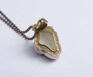 Collana raffinata in porcellana dipinta a mano con contenitore in ottone cesellato utilizzato come porta nei di bellezza. Francia, XIX sec.  - Asta Asta 464 | WUNDERKAMMER, CURIOSITIES & ETNOGRAFICA - GENIUS & ART Online - Associazione Nazionale - Case d'Asta italiane