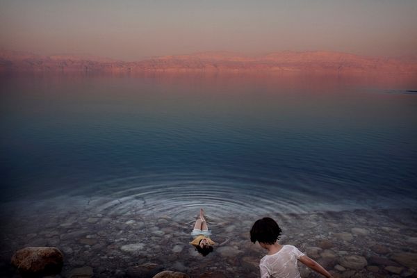 Paolo Pellegrin : Palestinian girls floating in the waters of the Dead Sea  - Asta Fotografia - Associazione Nazionale - Case d'Asta italiane