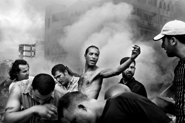 Paolo Pellegrin : Civilians digging through debris for survivors after an Israeli air strike. Beirut  - Asta Fotografia - Associazione Nazionale - Case d'Asta italiane