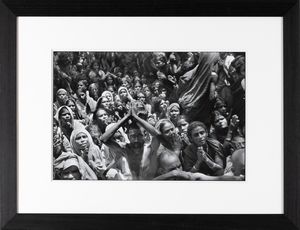 Henri Cartier-Bresson : Funeral of the Bhagwan Sri Ramana Maharshi, Tiruvannamalai, India  - Asta Fotografia - Associazione Nazionale - Case d'Asta italiane