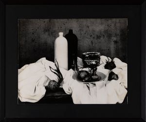 Mario Giacomelli : Natura morta con cipolle, dalla serie Nature morte  - Asta Fotografia - Associazione Nazionale - Case d'Asta italiane