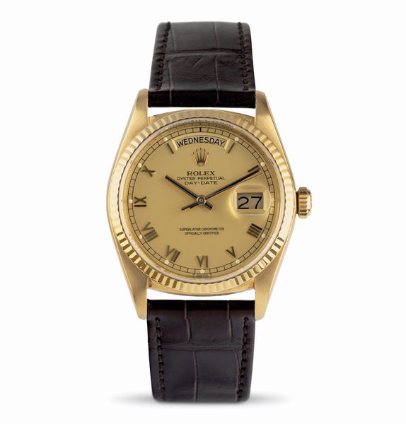 ROLEX : Daydate ref 18038 in oro giallo 18k, quadrante Champagne con numeri Romani applicati, indicazione di giorno e data accompagnato da Card Service originale  - Asta Orologi da Polso - Associazione Nazionale - Case d'Asta italiane