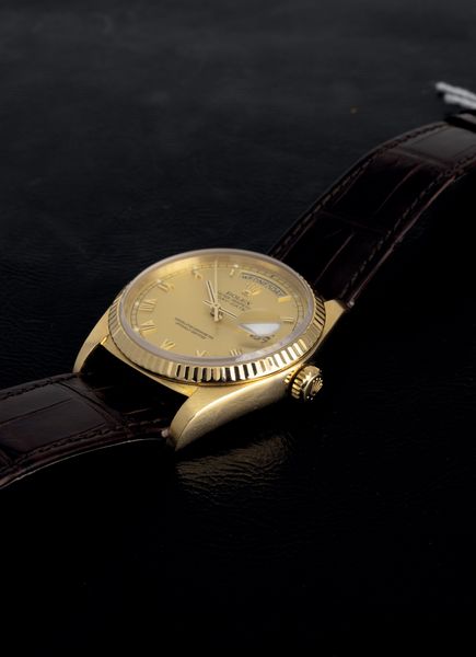 ROLEX : Daydate ref 18038 in oro giallo 18k, quadrante Champagne con numeri Romani applicati, indicazione di giorno e data accompagnato da Card Service originale  - Asta Orologi da Polso - Associazione Nazionale - Case d'Asta italiane