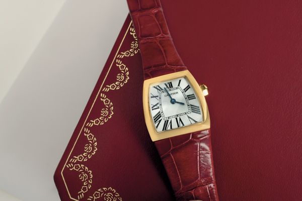 CARTIER : Elegante La Dona in oro giallo 18k, quadrante Argent con numeri Romani, movimento al quarzo con scatola e garanzia  - Asta Orologi da Polso - Associazione Nazionale - Case d'Asta italiane