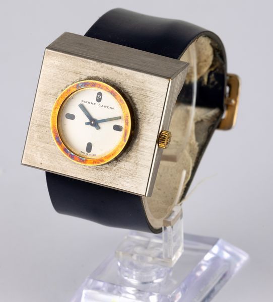 PIERRE CARDIN : Particolare orologio di design in acciaio a carica manuale, quadrante Argent e ghiera dorata  - Asta Orologi da Polso - Associazione Nazionale - Case d'Asta italiane