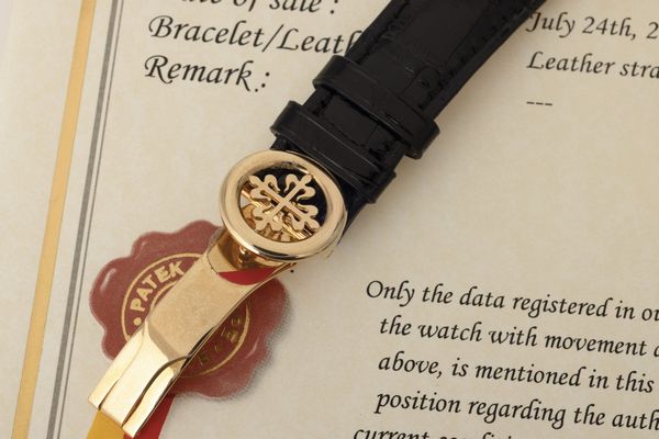 PATEK PHILIPPE : Orologio da polso ref 5140J calendario perpetuo in oro giallo 18k con indicazione dell'anno bisestile e fasi lunari, accompagnato da Estratto d'Archivio  - Asta Orologi da Polso - Associazione Nazionale - Case d'Asta italiane